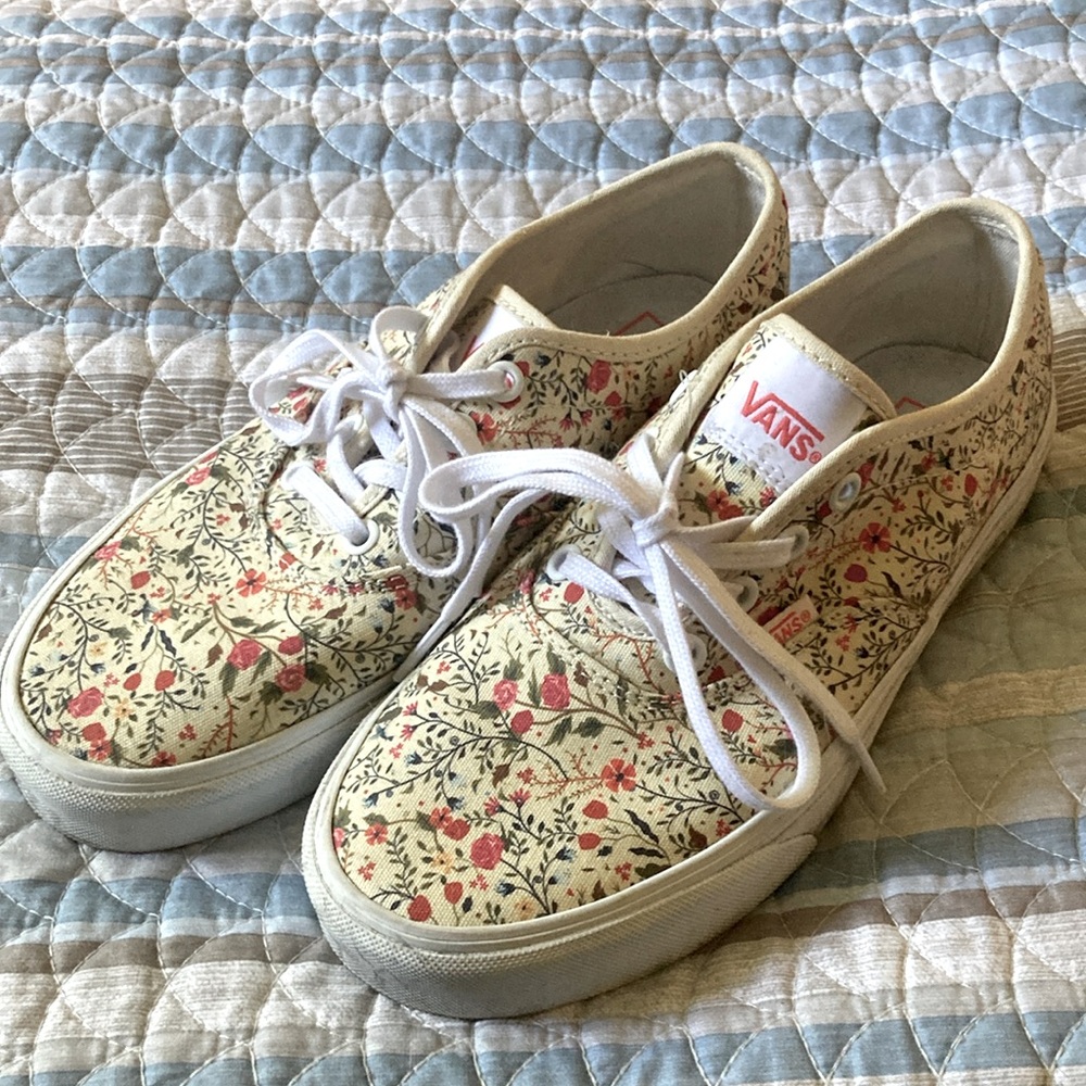 Van’s flower pattern size 7